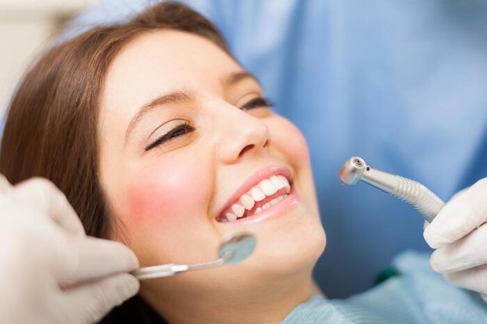 Quá trình nhổ răng được thực hiện nhẹ nhàng, sau đó bác sĩ sẽ tiến hành đặt trụ implant trực tiếp vào ổ xương răng