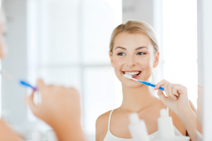 Chải răng đúng cách với bàn chải lông mềm sau khi bọc sứ Hi-Zirconia