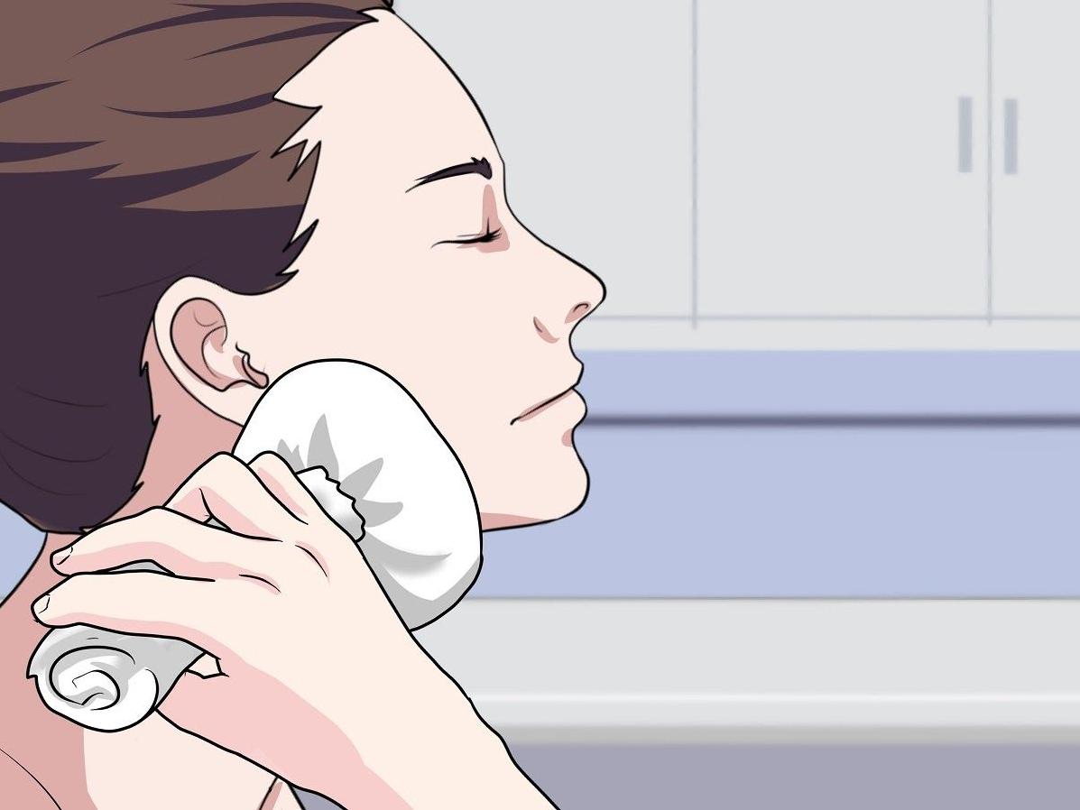 Chườm nóng, chườm lạnh giúp giảm triệu chứng đau khớp thái dương hàm