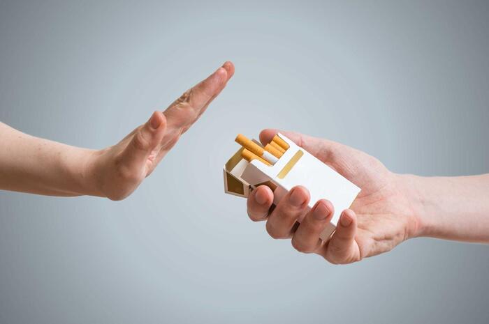 Không hút thuốc hoặc sử dụng các chất kích thích trước và trong khi trồng răng Implant