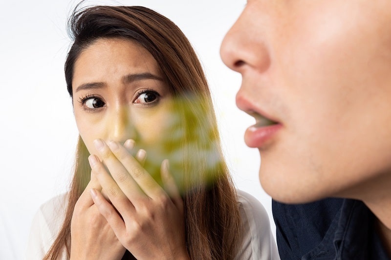 Hơi thở có mùi có thể là dấu hiệu của răng Implant lung lay