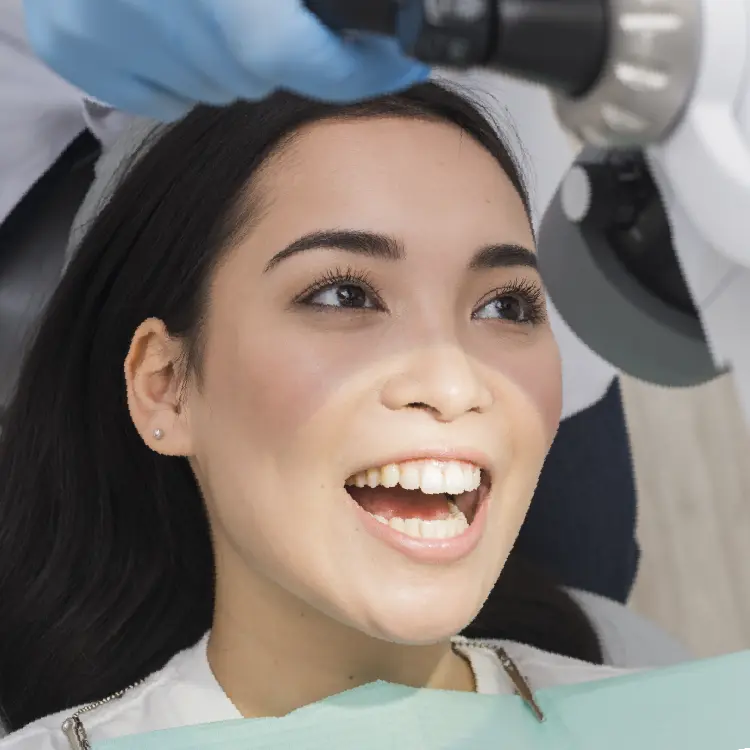 bác sĩ khám tổng quan tình trạng vôi răng