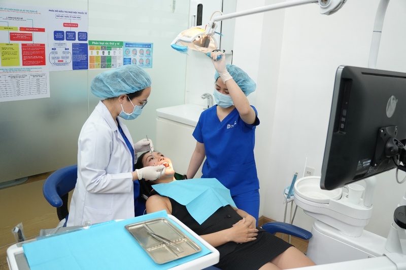 Thăm khám tình trạng răng và tư vấn màu răng phù hợp với thẩm mỹ